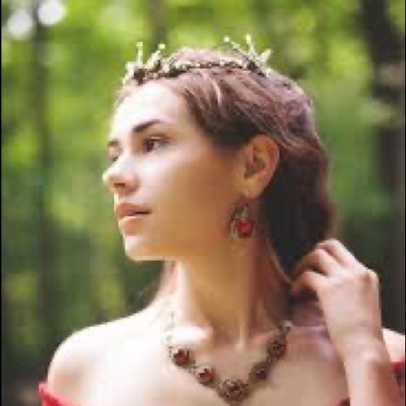 Reign style - Gold and Ruby Chandelier Earrings - Picture 2 of 6